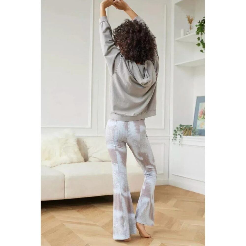 NWT Out From Under UO Aria Seamed Flare Pants Blue Tan Print Size M - Picture 2 of 10